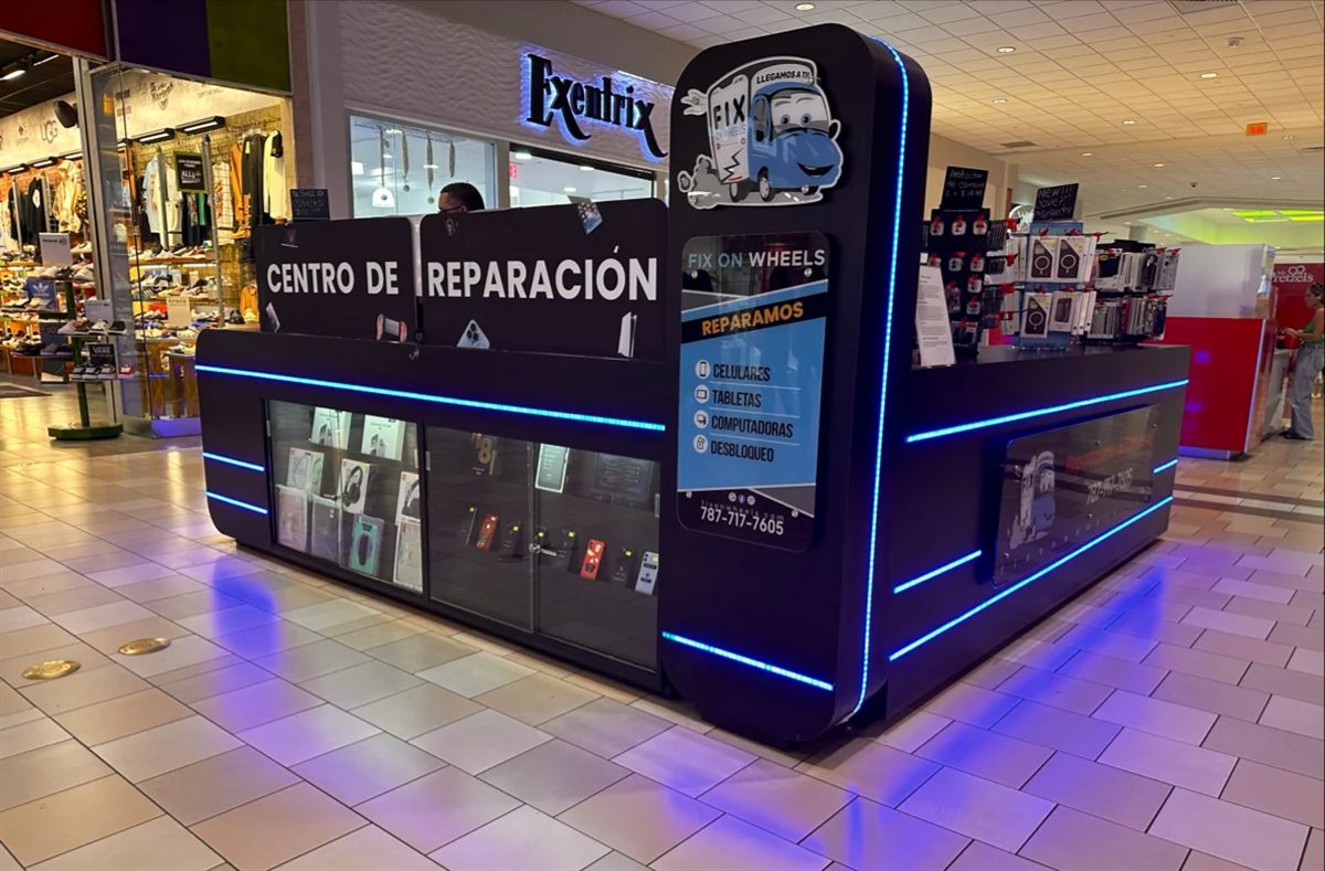 Kiosco de Fix On Wheels con luces LED azules en el segundo nivel de Plaza Carolina Mall
